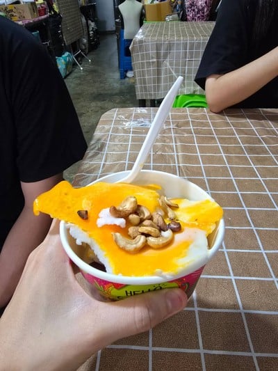 ไอศกรีมไข่แข็งใส่เครื่อง