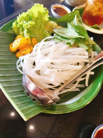 เส้นเล็ก (ในชุดเฝอหม้อไฟหมู)