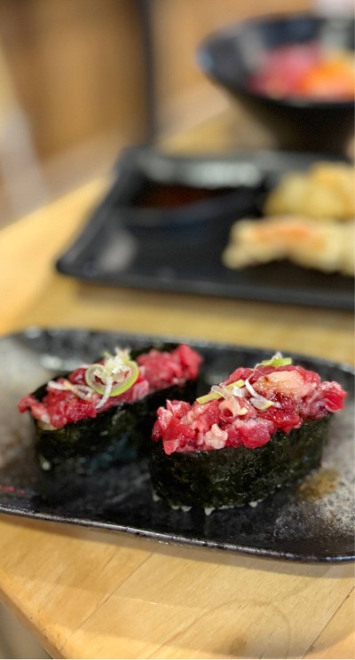 🍣 ซูชิกูกันเนื้อดิบ.