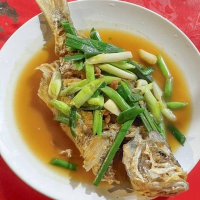 ปลาใบขนุนผัดต้นกระเทียม