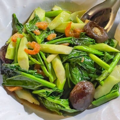 คะน้าผัดกุ้งแห้ง