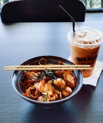 ยากิโซบะไก่และชาไทยเย็น