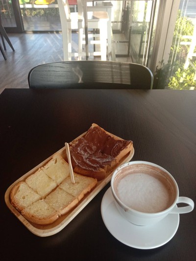 ขนมปังปิ้งเนยนม&nutellaและโกโก้ร้อน