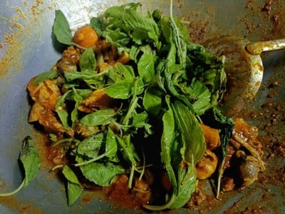 วิธีทำ ไก่บ้านผัดพริกแกง วิธีทำ ไก่บ้านผัดพริกแกง