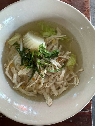 ก๋วยเตี๋ยวไก่ฉีกต้มจืด
