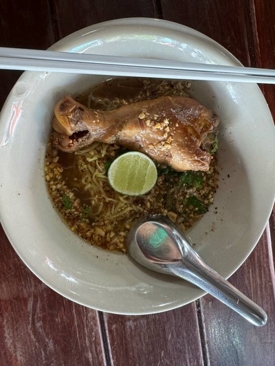 บะหมี่เหลืองไก่ตุ๋นต้มยำ