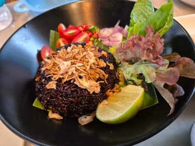 ข้าวไรซ์เบอรี่ผัดปลาเค็ม