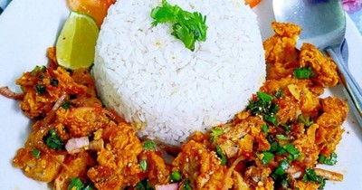 ข้าวยำไก่แซ่บหน้าโรงเรียน