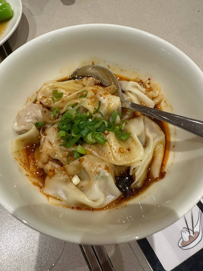 เกี๊ยวหมูราดซอสเปรี้ยวน้ำพริกเผาตำรับเสฉวน (8 ชิ้น)