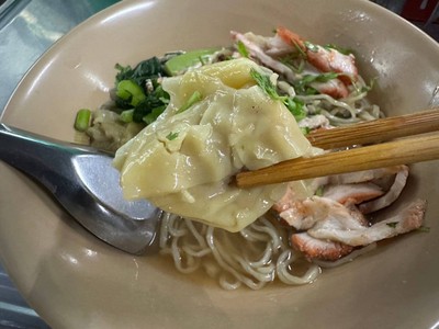 บะหมี่เกี๊ยวปูหมูแดง