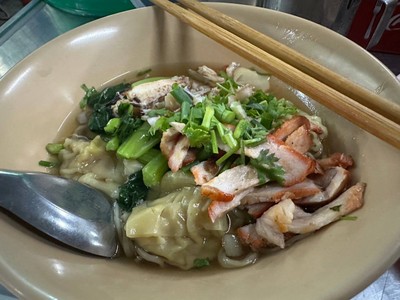 บะหมี่เกี๊ยวปูหมูแดง