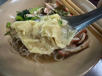 บะหมี่เกี๊ยวปูหมูแดง