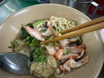 บะหมี่เกี๊ยวปูหมูแดง