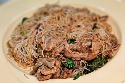 หมี่กะเพราหมูหมัก