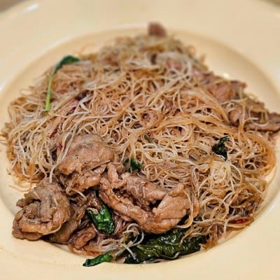 หมี่กะเพราหมูหมัก