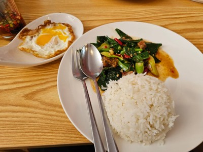 คะน้าหมูกรอบราดข้าว+ไข่ดาว