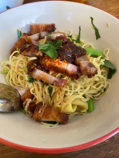 บะหมี่เกี๊ยวหมูกรอบต้มยำแห้ง