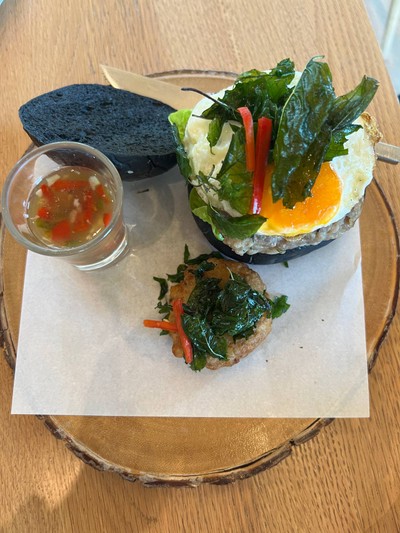 เบอร์เกอร์หมู กะเพรา