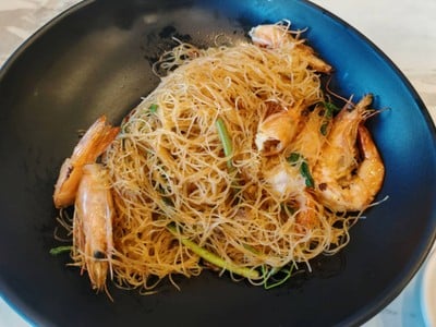 เส้นหมี่ผัดกระเฉดกุ้ง