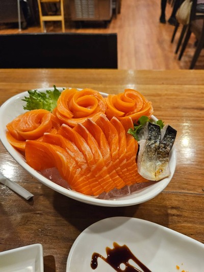 แซลมอนซาซิมิ