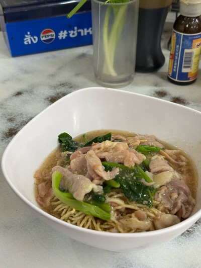 ราดหน้าหมี่กรอบหมู