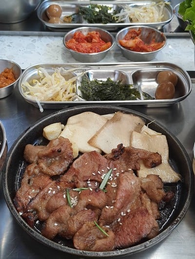 Charcoal grilled pork BULGOGI
ทเว-จี บุลโกกิ  Special Set