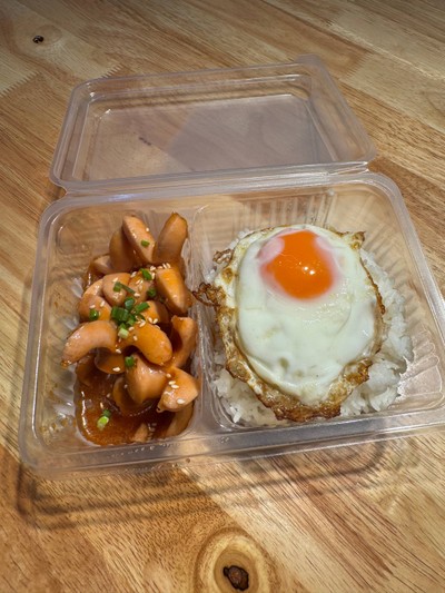 ข้าวหน้าไส้กรอกซอสน้ำแดง+ไข่ดาว