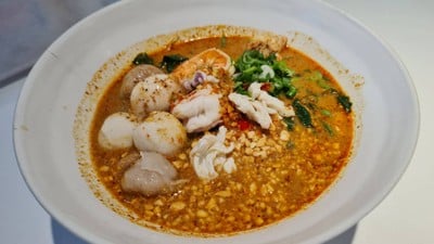 ก๋วยเตี๋ยวต้มยำน้ำข้น กั้ง เนื้อปู