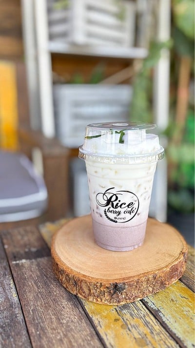🌾 Iced Riceberry Fresh Milk. (Price 70 Baht.)