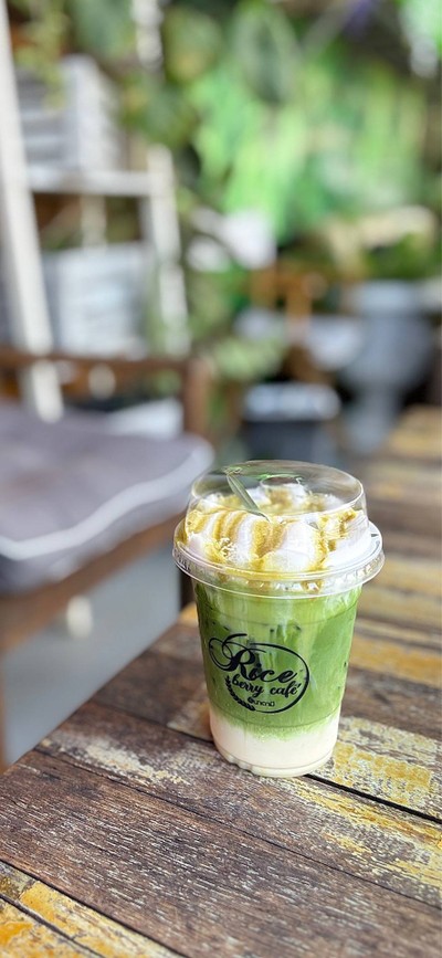 🍵 Iced Green Tea Latte. (Price 65 Baht.)