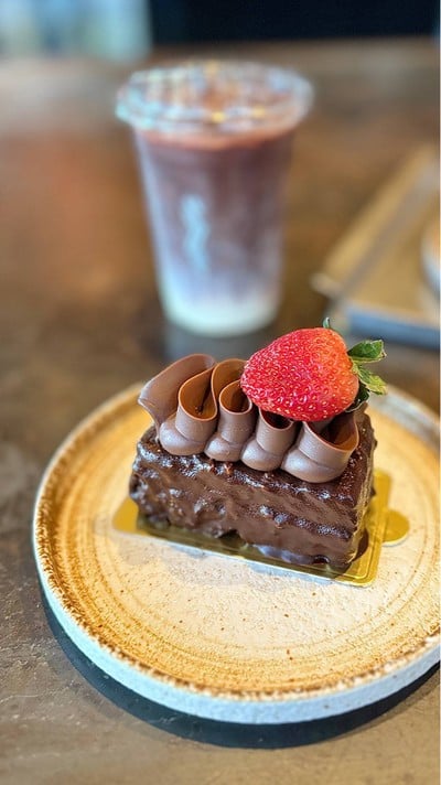🍰 Chocolate Crunchy Cake. (Price 180 Baht.)