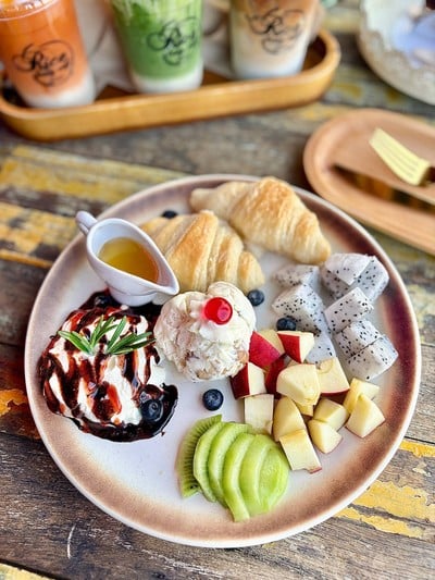 🥞 Croissant Ice Cream Mixed Fruit. (Price 129 Baht.)