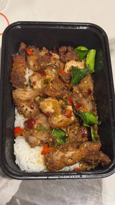 ข้าวหมูทอดผัดพริกเกลือ