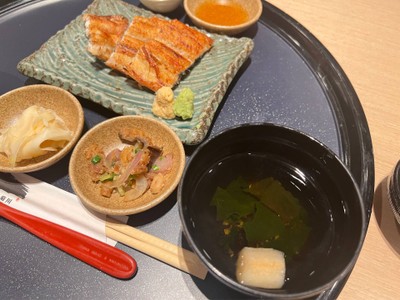 เซ็ตปลาไหลอุนางิย่างซอสชิระยากิครึ่งตัว
