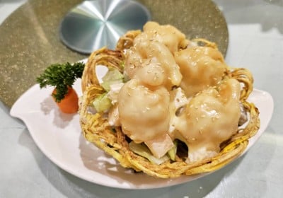 กุ้งทอดครีมสลัดในรังเผือก