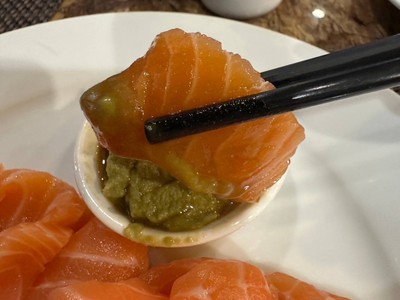 แซลมอนซาซิมิ