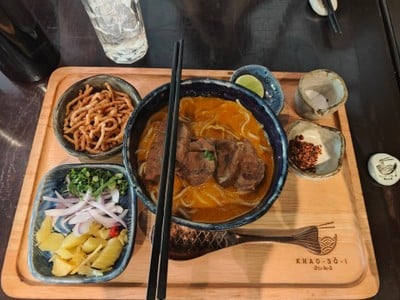 ข้าวซอยเส้นสดเนื้อน่องลาย