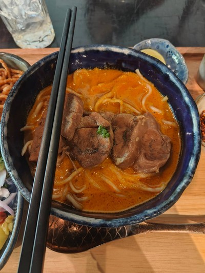 ข้าวซอยเส้นสดเนื้อน่องลาย