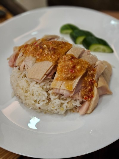 ข้าวมันไก่เนื้อนุ่มเด้ง ข้าวหอมมันพอดี น้ำจิ้มแซ่บ มาพร้อมน้ำซุกที่กลมกล่อม แค่ 