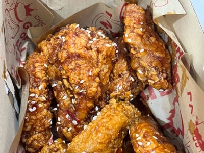 ปีกไก่กรอบซอสสโมคกี้ฮอต