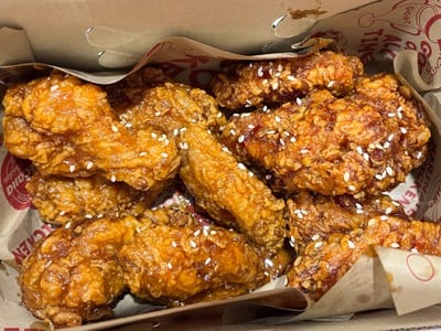 ปีกไก่กรอบซอสสโมคกี้ฮอต