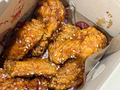 ปีกไก่กรอบซอสซิกเนเจอร์