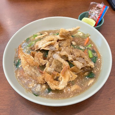 ราดหน้าเส้นกรอบ