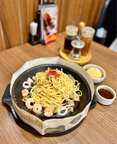 🍝 Seafood Aglio Olio. (Price 220 Baht.)