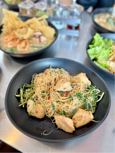 🍝 หมี่ผัดกระเฉดไก่. (ราคา 65 บาท.)