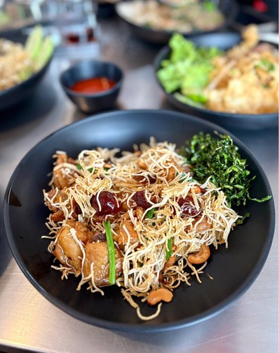 🍝 หมี่กรอบไก่ผัดเม็ดมะม่วง. (ราคา 89 บาท.)