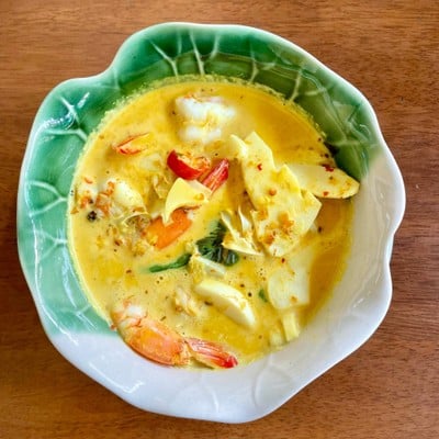 แกงคั่วยอดมะพร้าวกุ้ง