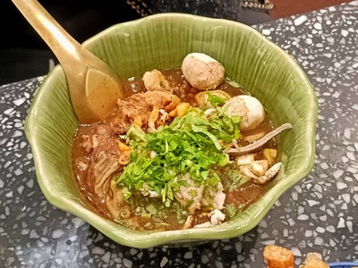 E4. น้ำตกหมูตุ๋น ใส่ตับ