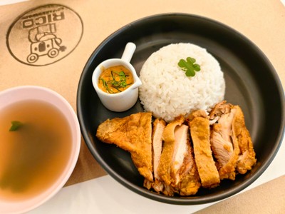 ข้าวไก่ทอดซอสพะแนง