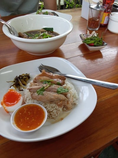 ข้าวขาหมูเนื้อหนัง ธรรมดา